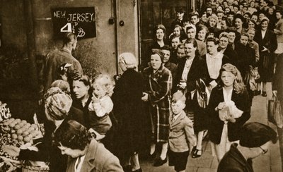 Vrouwen in de rij bij een fruit- en groentekraam in Londen, juni 1947 door English Photographer